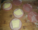 Foto del paso 2 de la receta: Medallón de masa de croquetas relleno de jamón y queso