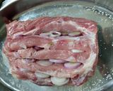 Foto del paso 2 de la receta: Bife de cerdo relleno con verdeo y mozzarella con papas al horno