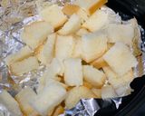 Hình bước làm 1 của món Salad trộn bánh mì bơ đường sốt chanh leo
