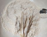 Gambar langkah 3 resipi Cendawan Enoki Goreng Rangup.