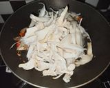 Foto langkah ke 4 dari resep Tumis Jamur Tiram Pedas.