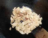 A picture of step 2 of Wok-fried Mushroom Cream Pasta.