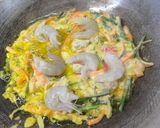 Gambar langkah 4 resipi Telur Dadar Udang Versi Korea.