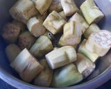Hình bước làm 1 của món Cà tím hấp chan mắm gừng