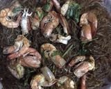 รูปขั้นตอนการทำที่ 3 ของ กุ้งอบวุ้นเส้น (หม้อหุงข้าว)