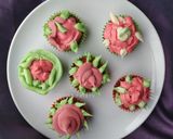 Foto langkah ke 7 dari resep Simple Cupcakes with icing vanilla flower decoration ala Venny.