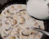 Foto langkah ke 4 dari resep Creamy Mushroom Sauce.