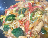 Foto del paso 2 de la receta: Fideos de arroz con pollo y verduras agridulces