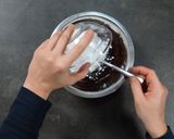 Une image de l'étape 8 de Saucisson au chocolat et chamallows.