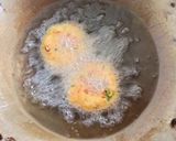 A picture of step 3 of Vada and coconut chutney.