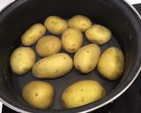 Une image de l'étape 1 de Salade de harengs fumés,pommes de terre,oignons nouveaux et cornichons.