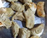 ডেভিল চিকেন চিলি গ্রেভি মোমো(Devil Chicken chilli gravy momo recipe in Bengali) রেসিপির ধাপ 5 ছবি