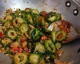 மசாலா பாகற்காய் பொரியல்(masala bittergourd poriyal recipe in tamil) ரெசிபி ஸ்டேப் 5 புகைப்படம்
