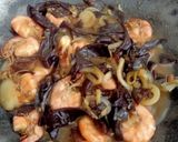Foto langkah ke 4 dari resep Udang Jamur saos tiram.