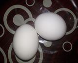 A picture of step 1 of Podi and pepper omelet.
