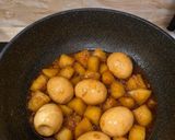 Foto langkah ke 7 dari resep Semur Kentang Telur Polos Simpel.