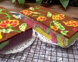 Foto langkah ke 7 dari resep Rainbow Cake motif bunga.