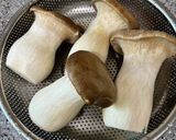 Hình bước làm 1 của món Nấm đùi gà rim tương 🍄🍄🍄