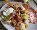 Foto del paso 6 de la receta: Ensalada con frutas, burrata, lomo embuchado y piñones