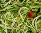 Foto del passaggio 2 della ricetta Spaghetti di zucchina sul letto di cavolo viola con fiori di ciliegino