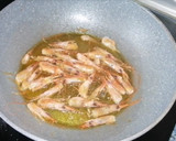Foto del paso 1 de la receta: Pasta con gambas en salsa de aguacate y leche de coco