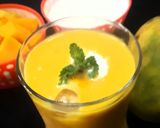 A picture of step 3 of Mango  shake.