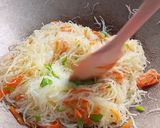 Foto langkah ke 2 dari resep Pastel Isi Bihun (Renyah & Beruntusan).