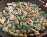Foto del paso 3 de la receta: Calamares encebollados con habas