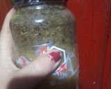 Foto del paso 2 de la receta: Miel con propóleo y menta para infusiones- y miel de ajo con chía para untar
