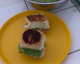 A picture of step 3 of Guacamole with bread toast.