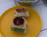 A picture of step 3 of Guacamole with bread toast.