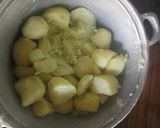 A picture of step 3 of Mashed potatoes and mbaazi. (mukimo).