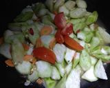 Foto langkah ke 4 dari resep Sup gambas tumis gambas oyong telur wortel jagung.