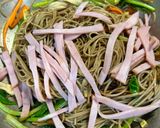 Hình bước làm 5 của món Mì Soba Kiều Mạch Xào Thập Cẩm Dọn Tủ