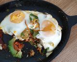 A picture of step 5 of Baked eggs with tomatoes and avocado.