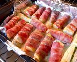 Hình bước làm 3 của món 🥓 Bacon Xông Khói Cuộn Bí Ngòi