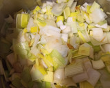 Foto del paso 2 de la receta: Crema de puerros y langostinos con huevos