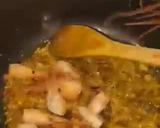A picture of step 2 of Prawn head and noodle soup.