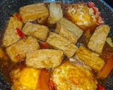 Foto langkah ke 4 dari resep Tumis Tahu Telur Pedas Manis.