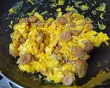 Foto del paso 2 de la receta: Huevos con salchicha y queso picante 💥😋