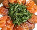 Foto del paso 3 de la receta Fuente de tomates Monterrosa y tomates azules con rúcula
