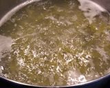 Foto del paso 2 de la receta: Pesto de albahaca con piñones y nidos de espinaca