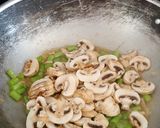Foto langkah ke 5 dari resep Tumis Buncis Jamur Kancing.