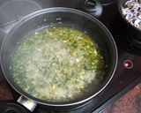 Foto del paso 3 de la receta: Merluza en salsa verde con coquinas y papas cocidas