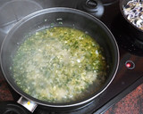 Foto del paso 3 de la receta: Merluza en salsa verde con coquinas y papas cocidas