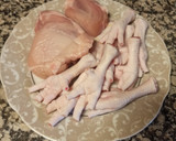 Foto del paso 1 de la receta: Caldo de patas de pollo