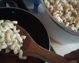 A picture of step 4 of Stir fried macaroni.