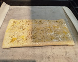 Foto del paso 5 de la receta: Hojaldre normal o sin gluten con queso de untar y salmón ahumado