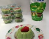 Foto langkah ke 6 dari resep Puding Matcha Topping Kiwi Stroberi.