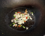 Foto langkah ke 3 dari resep Nasi Orak Arik Telur Kemangi.